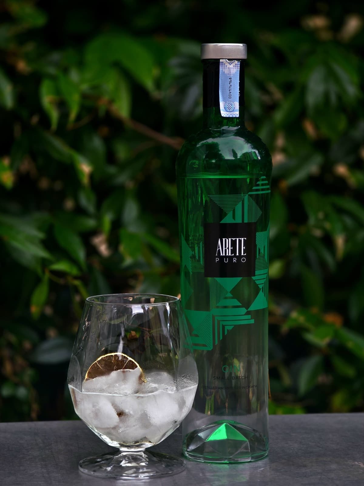 Arete Puro Gin & Tonic serviert auf der Terrasse