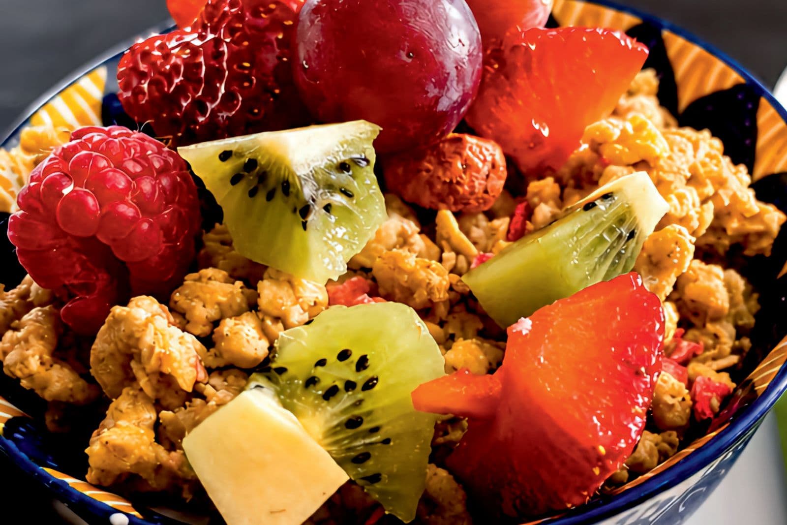 Granola con frutta fresca di stagione